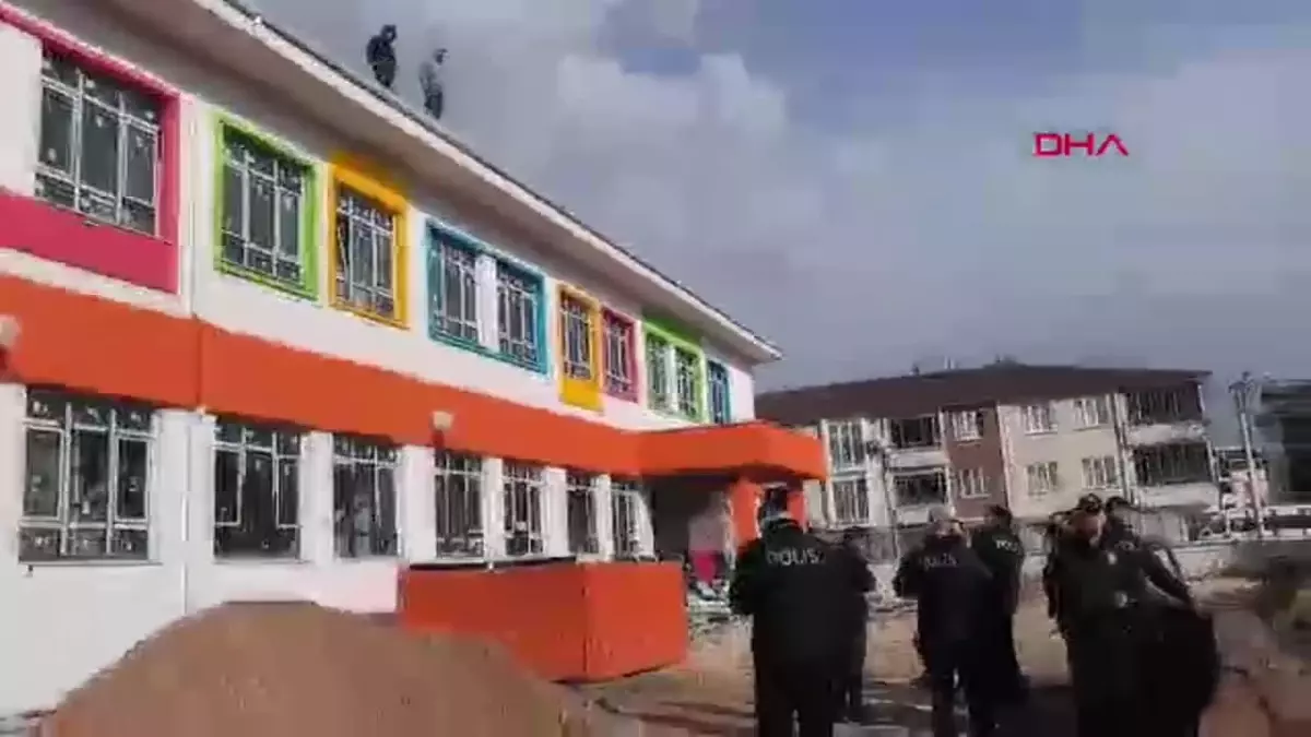 Bursa'da taşeron işçiler, haklarını savunmak için çatıya çıkarak eylem yaptı.