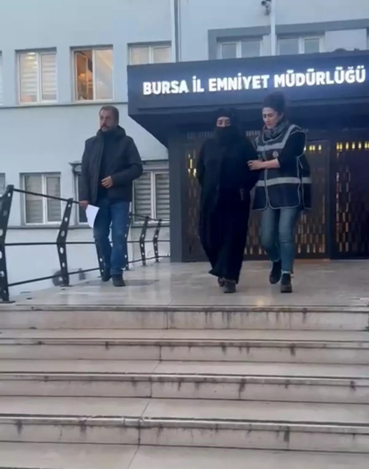 Bursa'da uyuşturucu ticareti yaptığı tespit edilen bir kadın şüpheli, polis