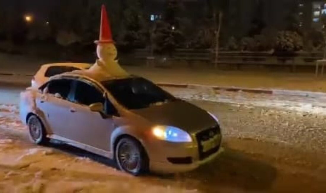Bursa'da etkili olan yoğun kar yağışı, günlük yaşamı olumsuz etkiledi.