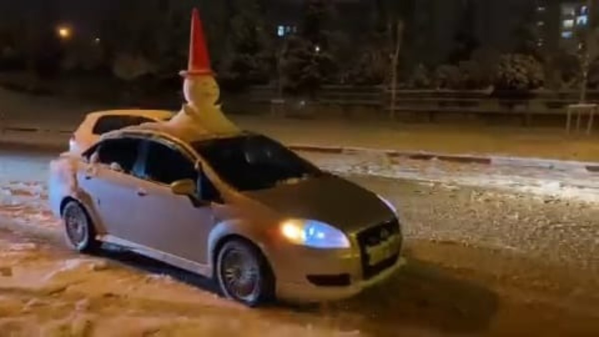 Bursa'da etkili olan yoğun kar yağışı, günlük yaşamı olumsuz etkiledi.
