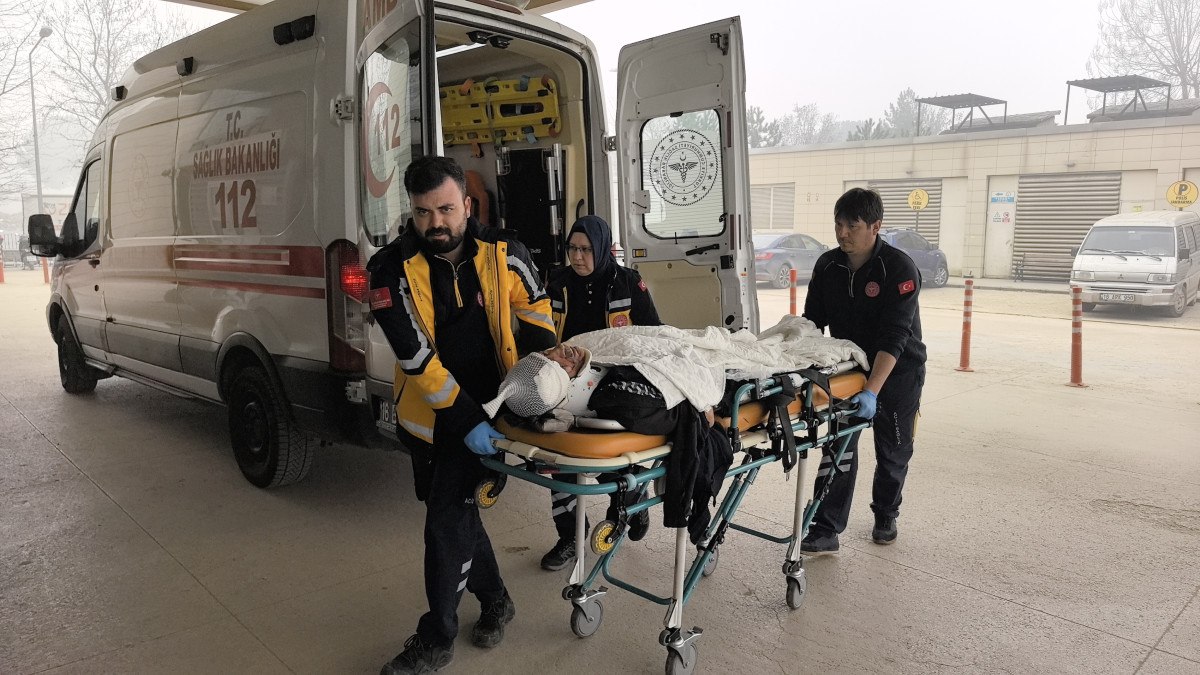 Bursa'da Yüksek Hızla Seyreden Tır Devrildi, Sürücü Yaralandı