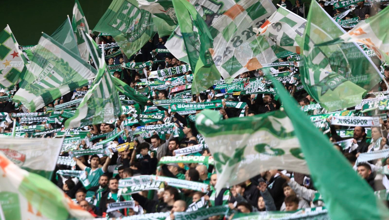 Bursaspor'un TFF 3. Lig'deki başarılı performansı, takımın azmi ve taraftar
