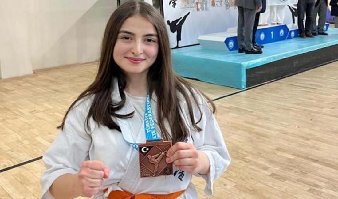 Büşra Bakar, 11. Türkiye Kyokushin Karate Şampiyonası'nda gösterdiği üstün performansla