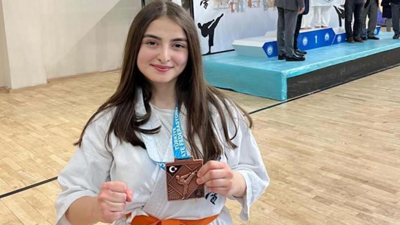 Büşra Bakar, 11. Türkiye Kyokushin Karate Şampiyonası'nda gösterdiği üstün performansla