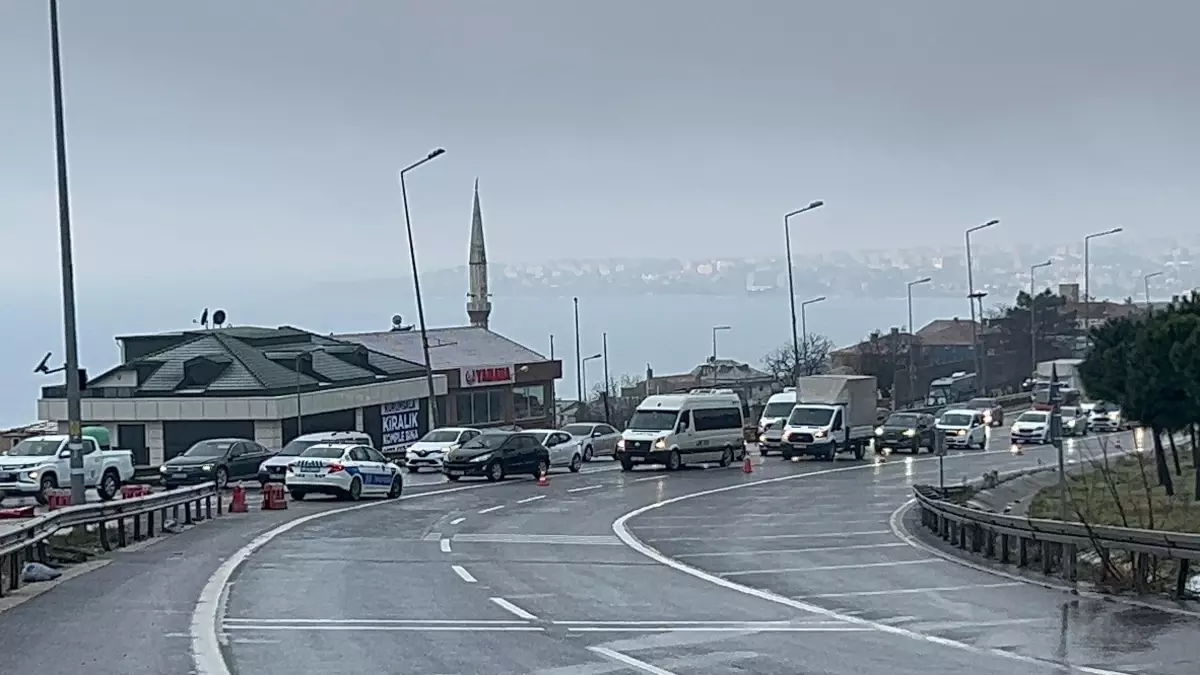 Büyükçekmece'de meydana gelen kamyonet kazası, trafiği olumsuz etkiledi. Olay yerinde