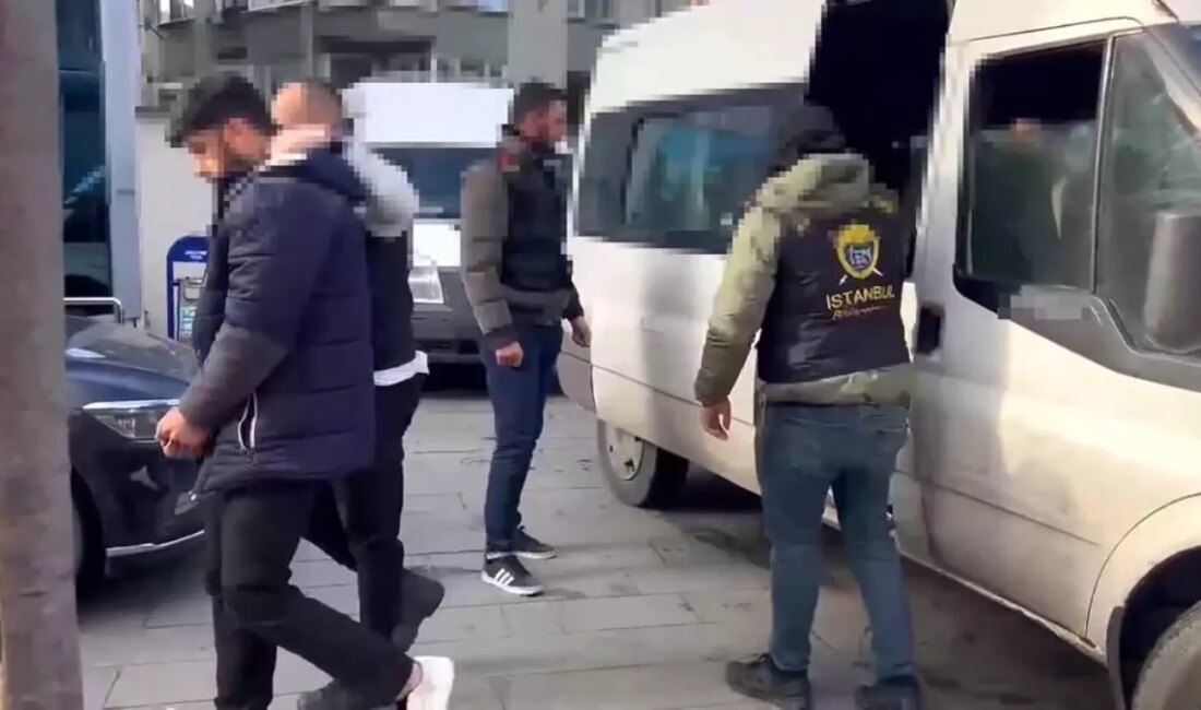 Büyükçekmece'de bir lokantada gerçekleşen baskında baba ve oğlu yaralandı. Olayın