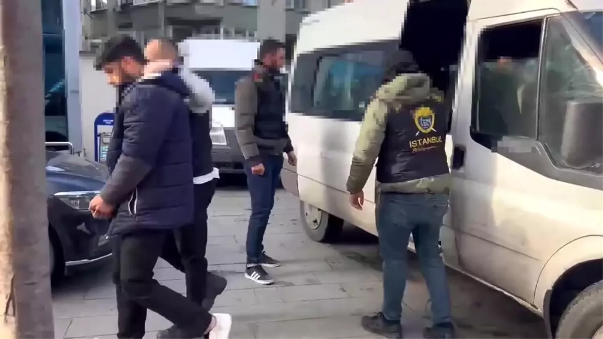 Büyükçekmece'de bir lokantada gerçekleşen baskında baba ve oğlu yaralandı. Olayın