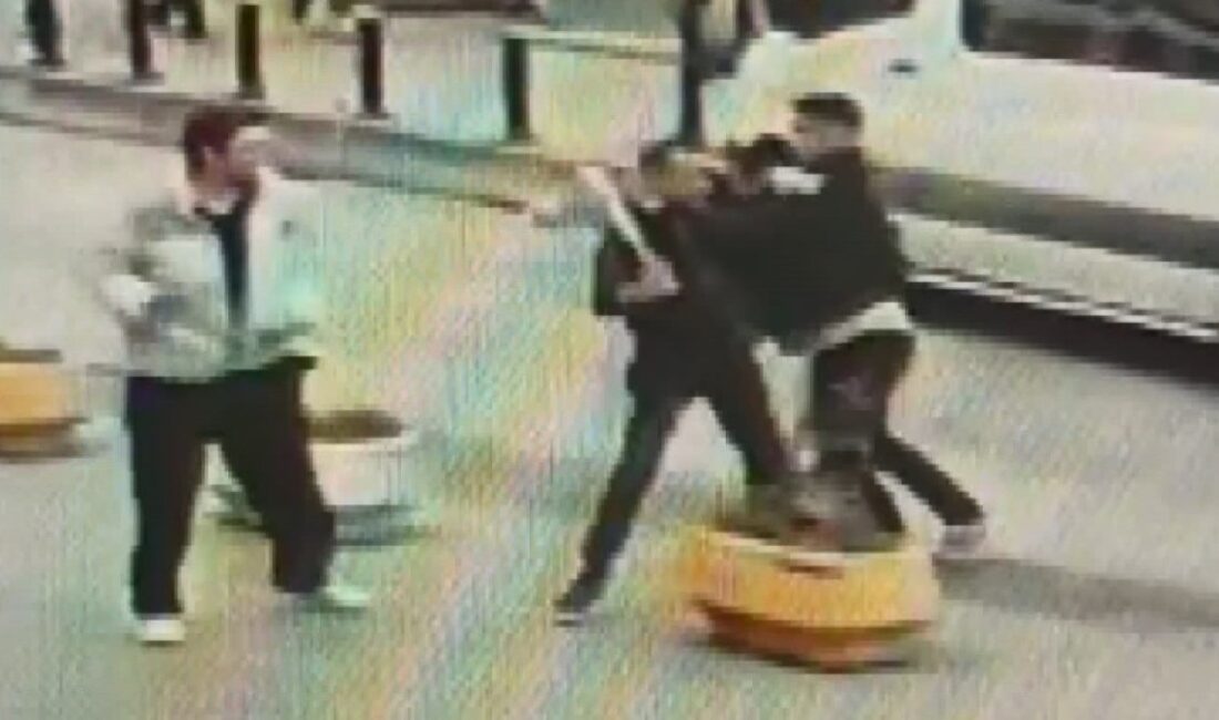 Büyükçekmece'de minibüs şoförleri arasında çıkan kavgada bir kişi hayatını kaybetti.