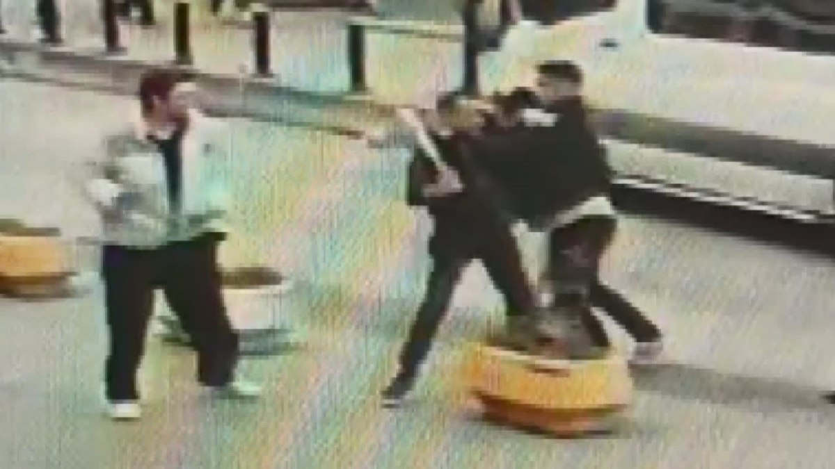 Büyükçekmece'de minibüs şoförleri arasında çıkan kavgada bir kişi hayatını kaybetti.