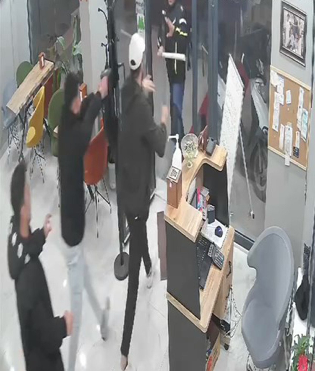 Büyükçekmece'de Silahlı Saldırı: Esnaf ve Oğlu Yaralandı