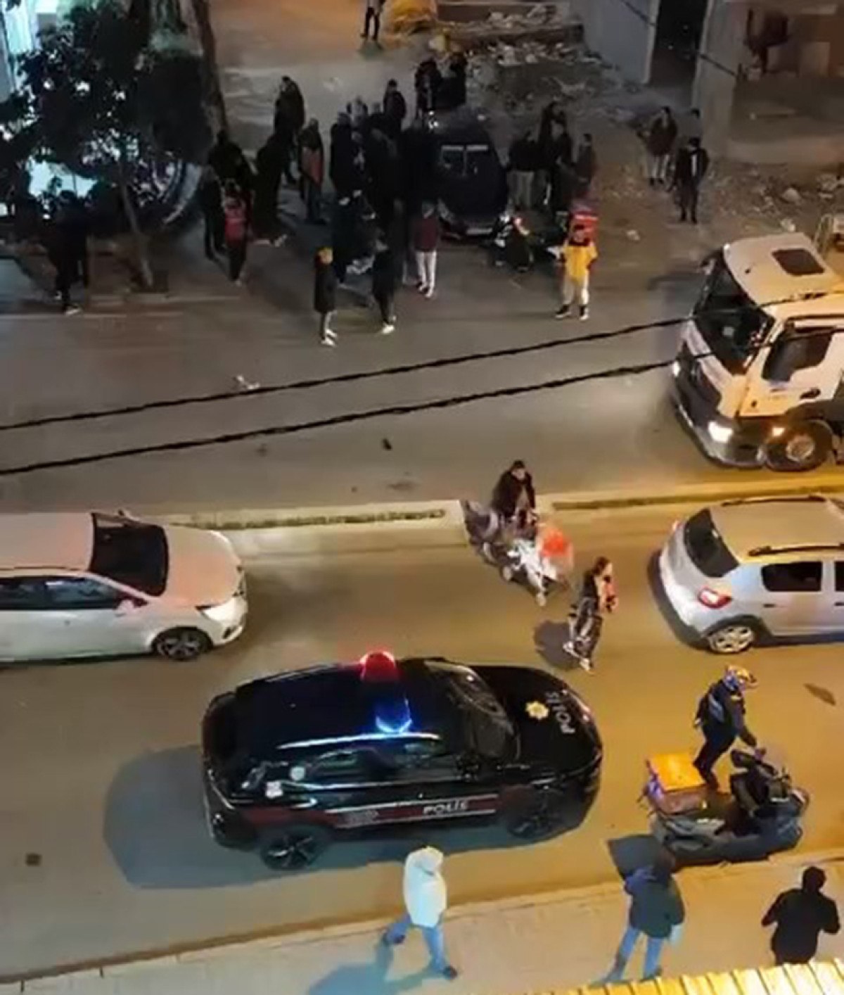 Büyükçekmece'de Silahlı Saldırı: Esnaf ve Oğlu Yaralandı