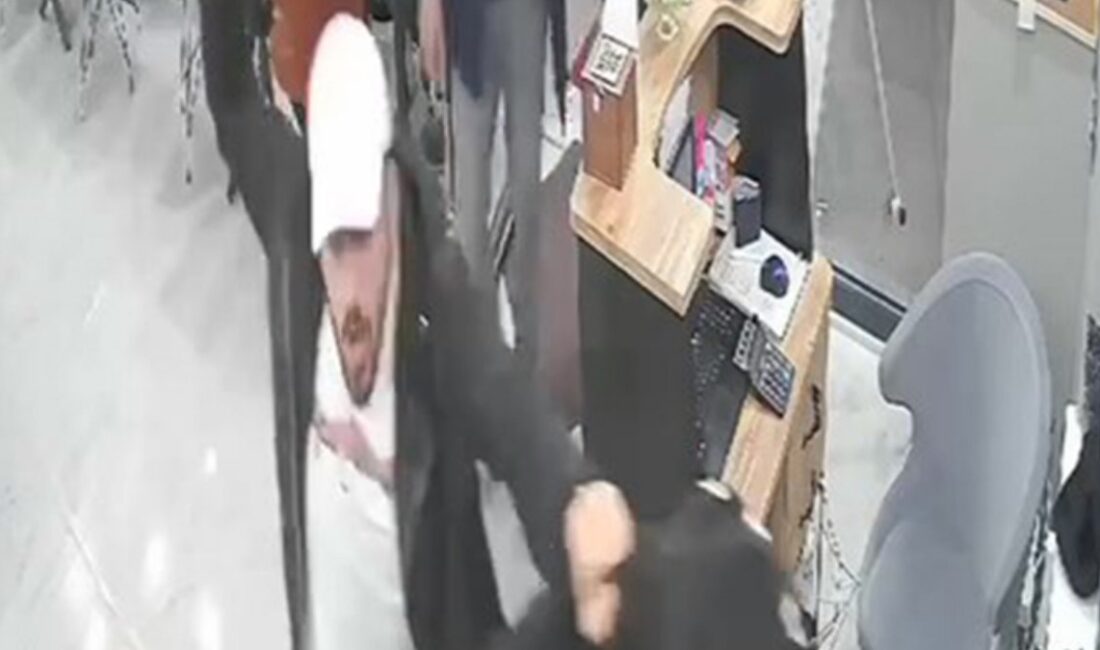 Büyükçekmece'de meydana gelen silahlı saldırıda bir esnaf ve oğlu yaralandı.