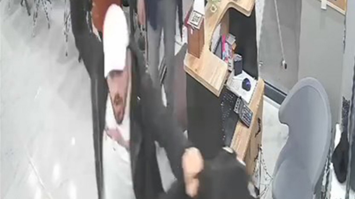 Büyükçekmece'de meydana gelen silahlı saldırıda bir esnaf ve oğlu yaralandı.