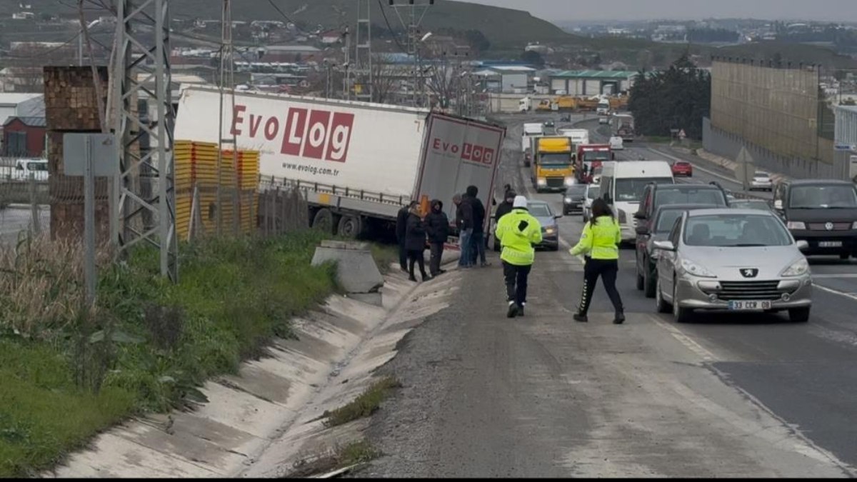 Büyükçekmece'de meydana gelen trajik kazada bir tır sürücüsü hayatını kaybetti.