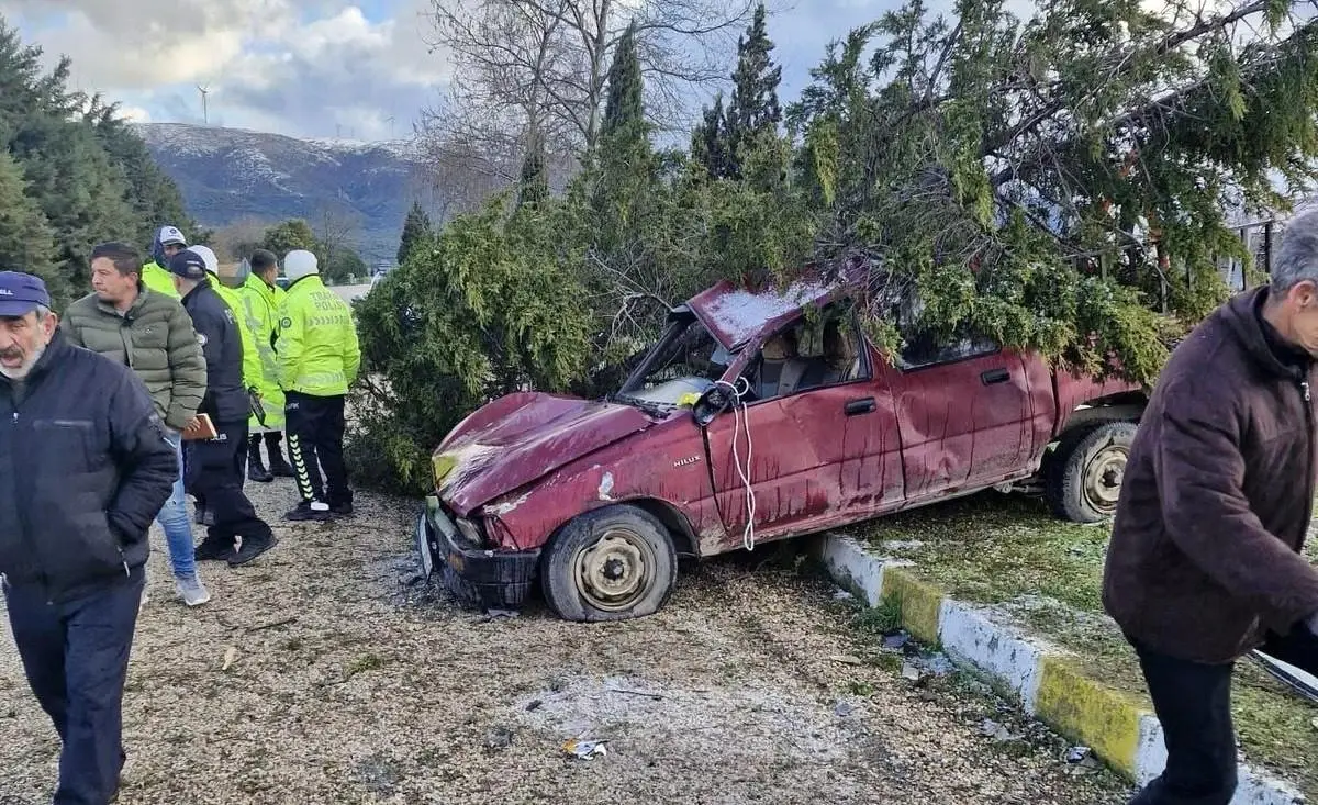 Erdek'te çaldığı kamyonetle kaza yapan kuşkulu, öteki bir aracı çalıp