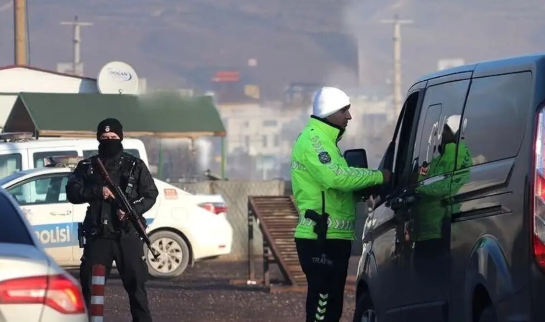 Çankırı'da gerçekleştirilen trafik denetimlerinde 164 araç trafikten men edildi. Güvenli