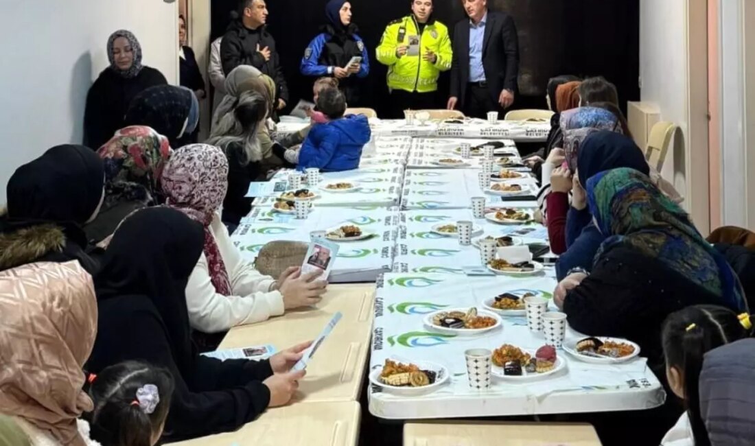Kocaeli'nin Çayırova ilçesinde, polis takımları bilgievlerinde eğitim gören öğrencilerin velilerine