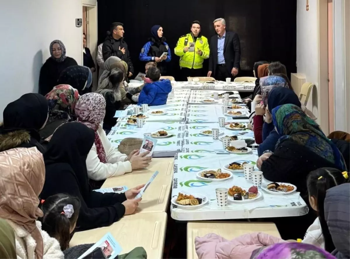 Kocaeli'nin Çayırova ilçesinde, polis takımları bilgievlerinde eğitim gören öğrencilerin velilerine
