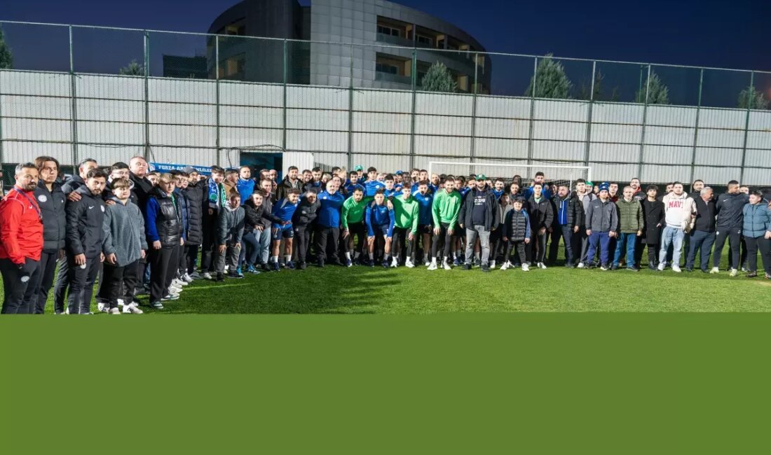 ÇAYKUR Rizespor'un antrenmanında taraftarların coşkulu desteği gözlemlendi. Takımın motivasyonu arttı,