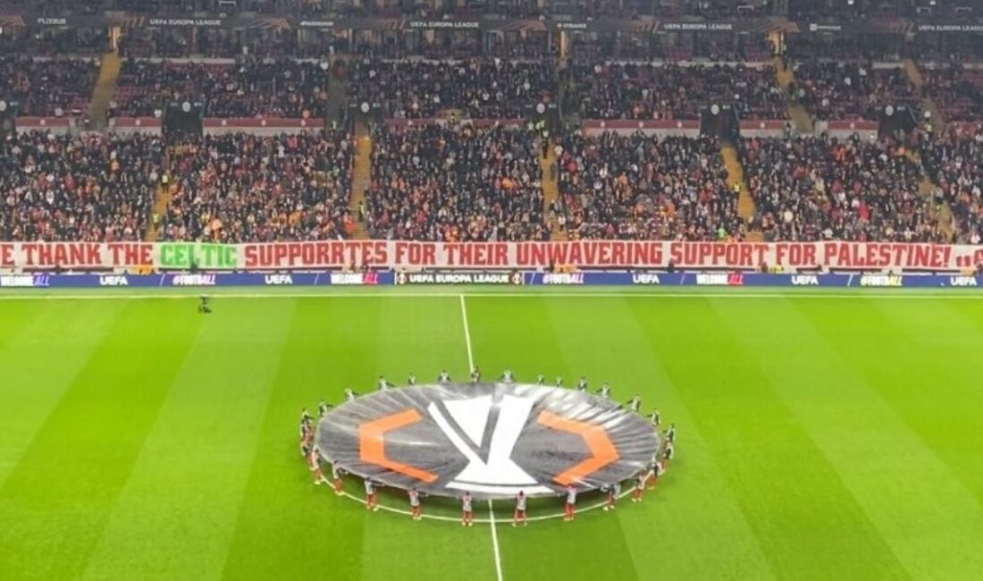 İskoç grubu Celtic'in taraftar grubu, Galatasaray tribünlerinde Filistin pankartlarının yer