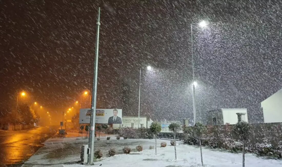 Çerkezköy'de etkili olan kar yağışı, günlük yaşamı olumsuz etkiledi. Yolların