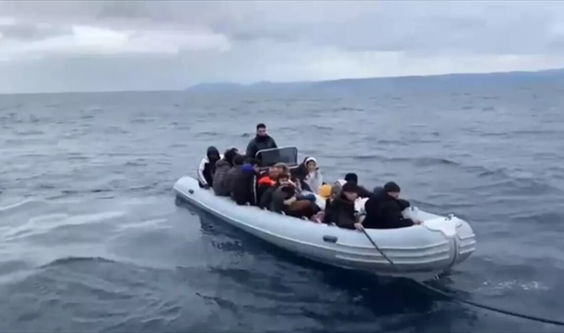 İzmir'in Çeşme açıklarında 38 sistemsiz göçmen yakalandı, bir kuşkulu gözaltına