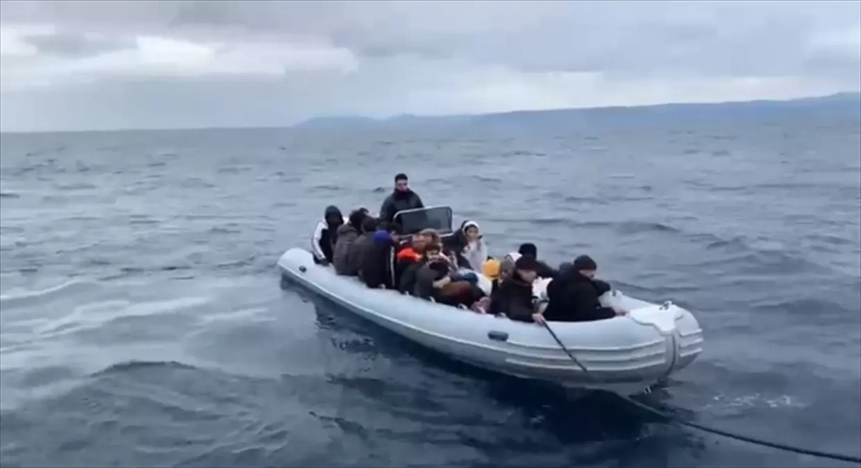 İzmir'in Çeşme açıklarında 38 sistemsiz göçmen yakalandı, bir kuşkulu gözaltına