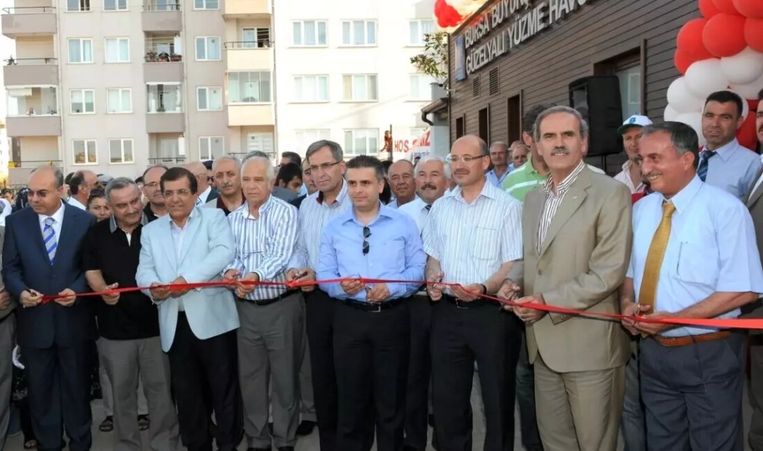 AK Parti Mudanya İlçe Lideri Arif Bayrak, CHP'nin kapalı yüzme