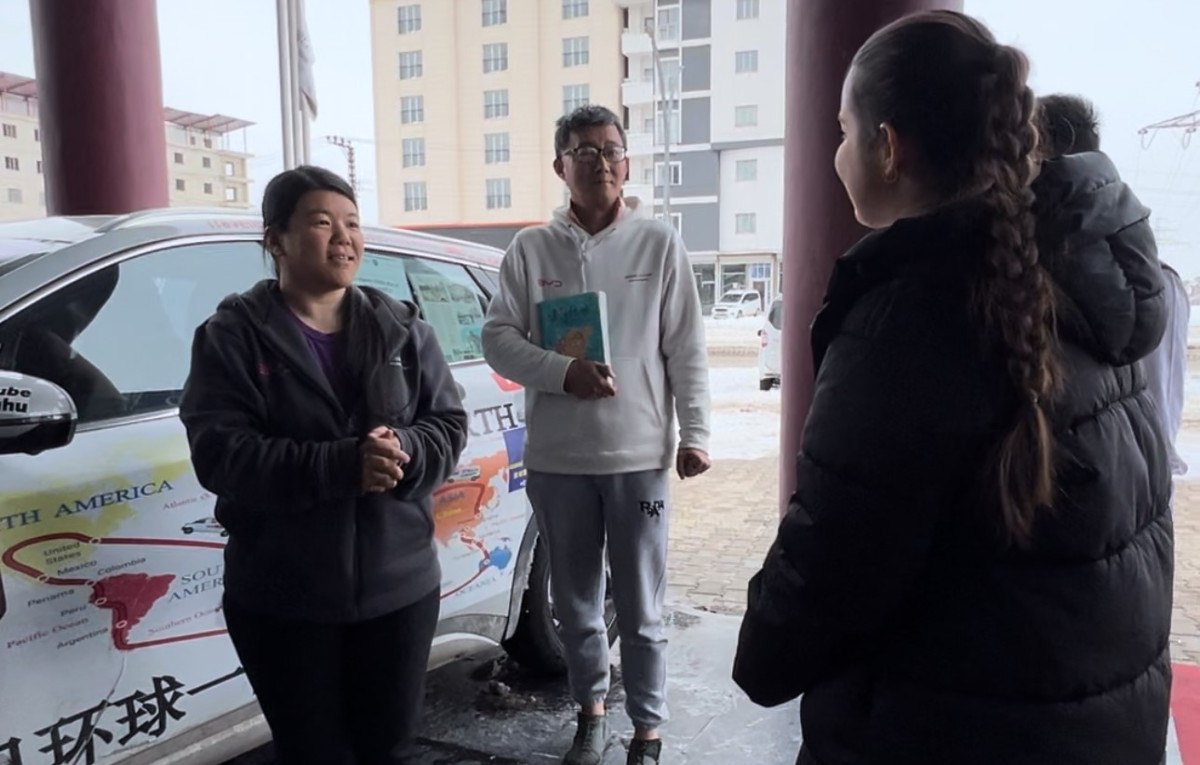 Çinli Çift Elektrikli Araçlarıyla Hava Kirliliğine Dikkat Çekiyor