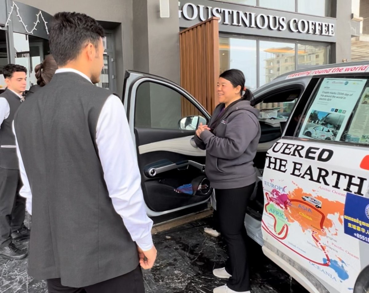 Çinli Çift Elektrikli Araçlarıyla Hava Kirliliğine Dikkat Çekiyor