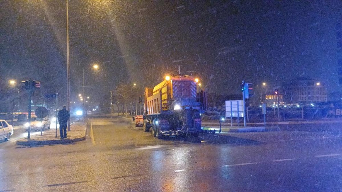 Çorum'da Trafik Kazası: Alkollü Sürücü, Tuzlama Aracına Çarptı