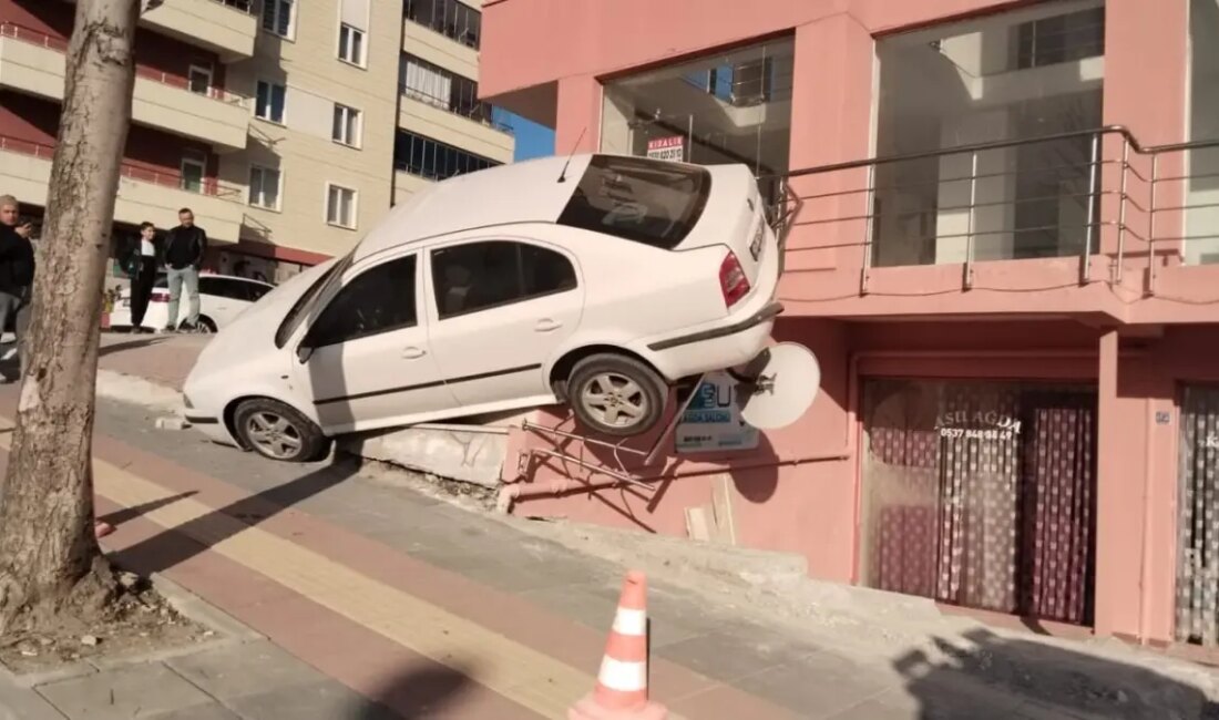 Çorum'da park halindeki bir aracın rampadan aşağı kayması sonucu yaşanan