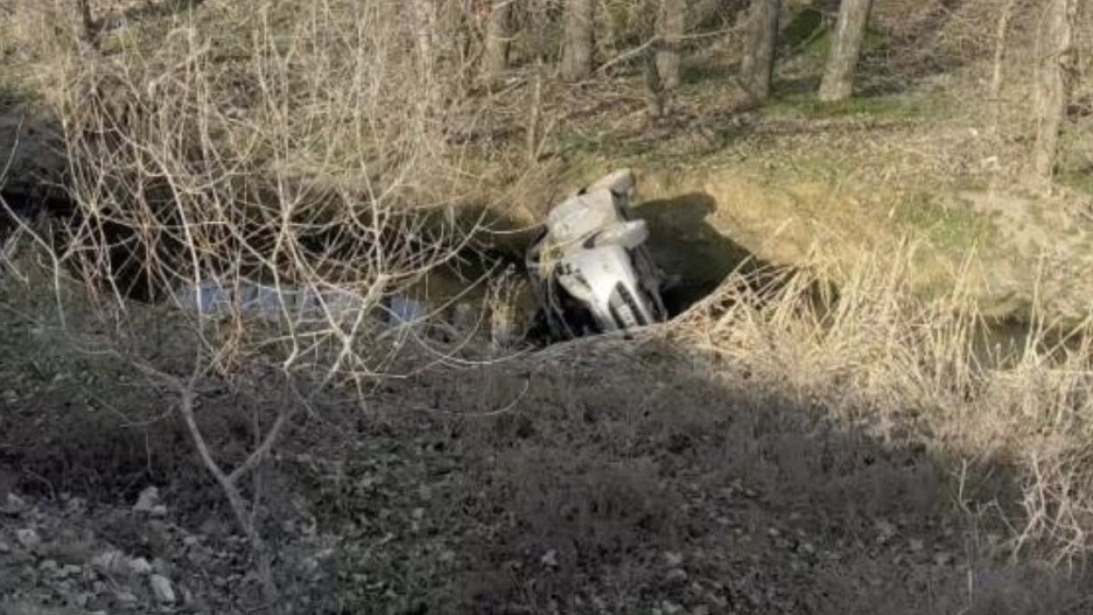 Çorum'da meydana gelen trafik kazasında bir otomobil dereye uçtu. Olay