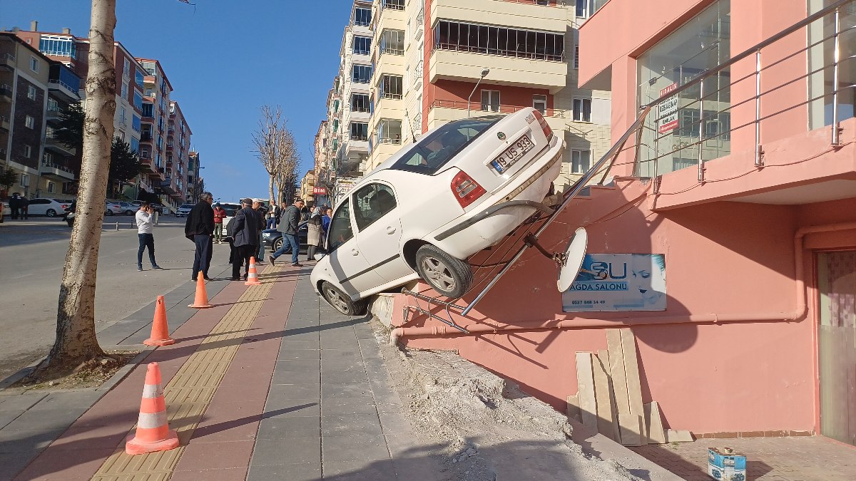 Çorum'da zihinsel engelli bir bireyin aracı, merdivende asılı kaldı. Olayın