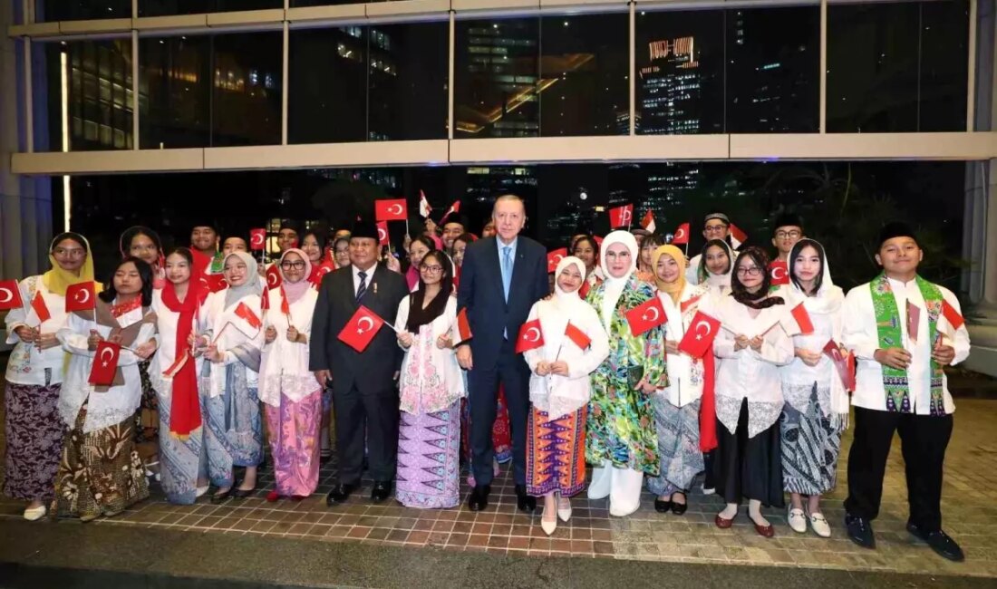 Cumhurbaşkanı Erdoğan, Endonezya'da büyük bir coşkuyla karşılandı. Ziyaretinde iki ülke