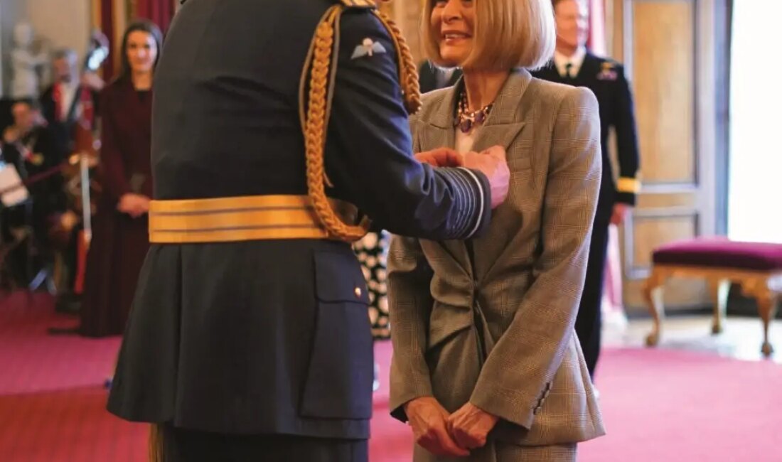 Dame Anna Wintour, moda dünyasının ikonu, Kraliyet Onur Nişanı ile