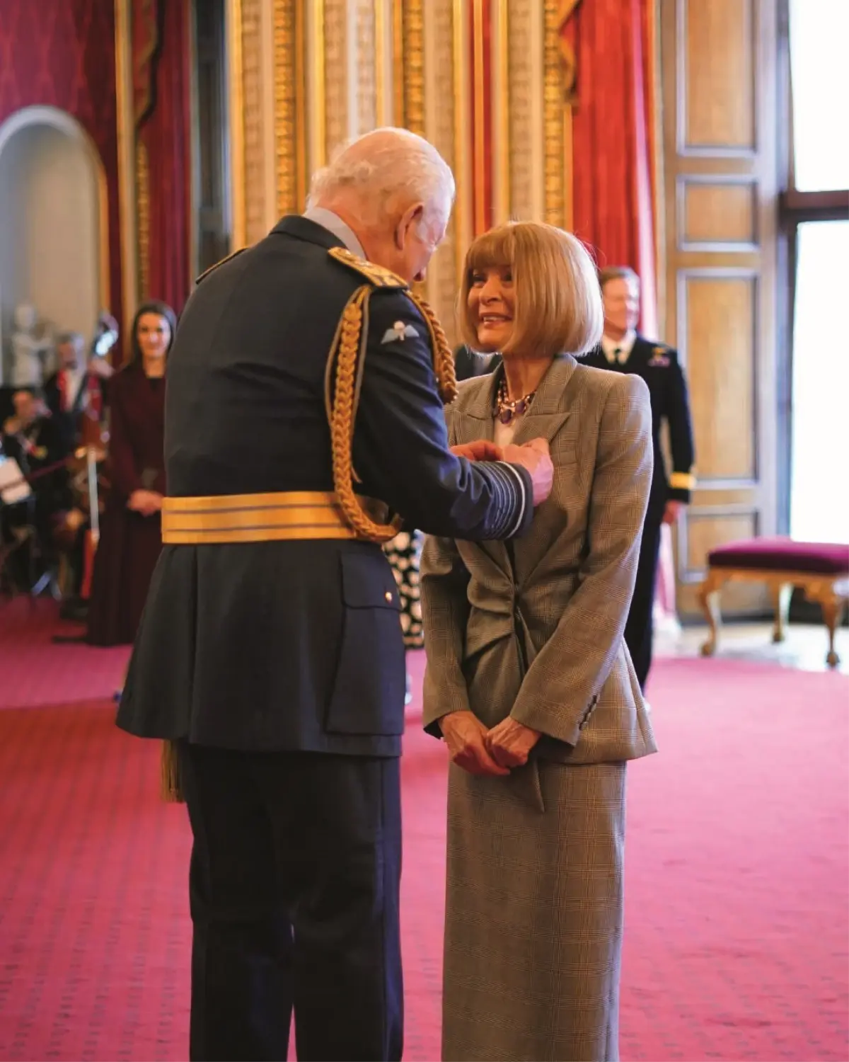 Dame Anna Wintour, moda dünyasının ikonu, Kraliyet Onur Nişanı ile