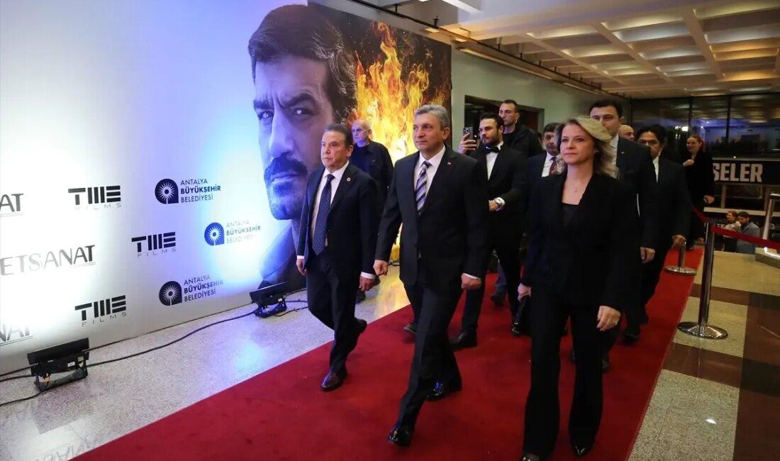 Dayı 2: Bir Adamın Hikayesi'nin gala etkinliği Antalya'da gerçekleşti. Bu