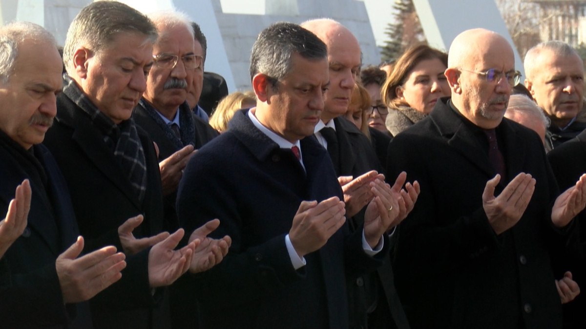 Deniz Baykal Anısına Duygu Dolu Tören, Türk siyasetinin önemli isimlerinden