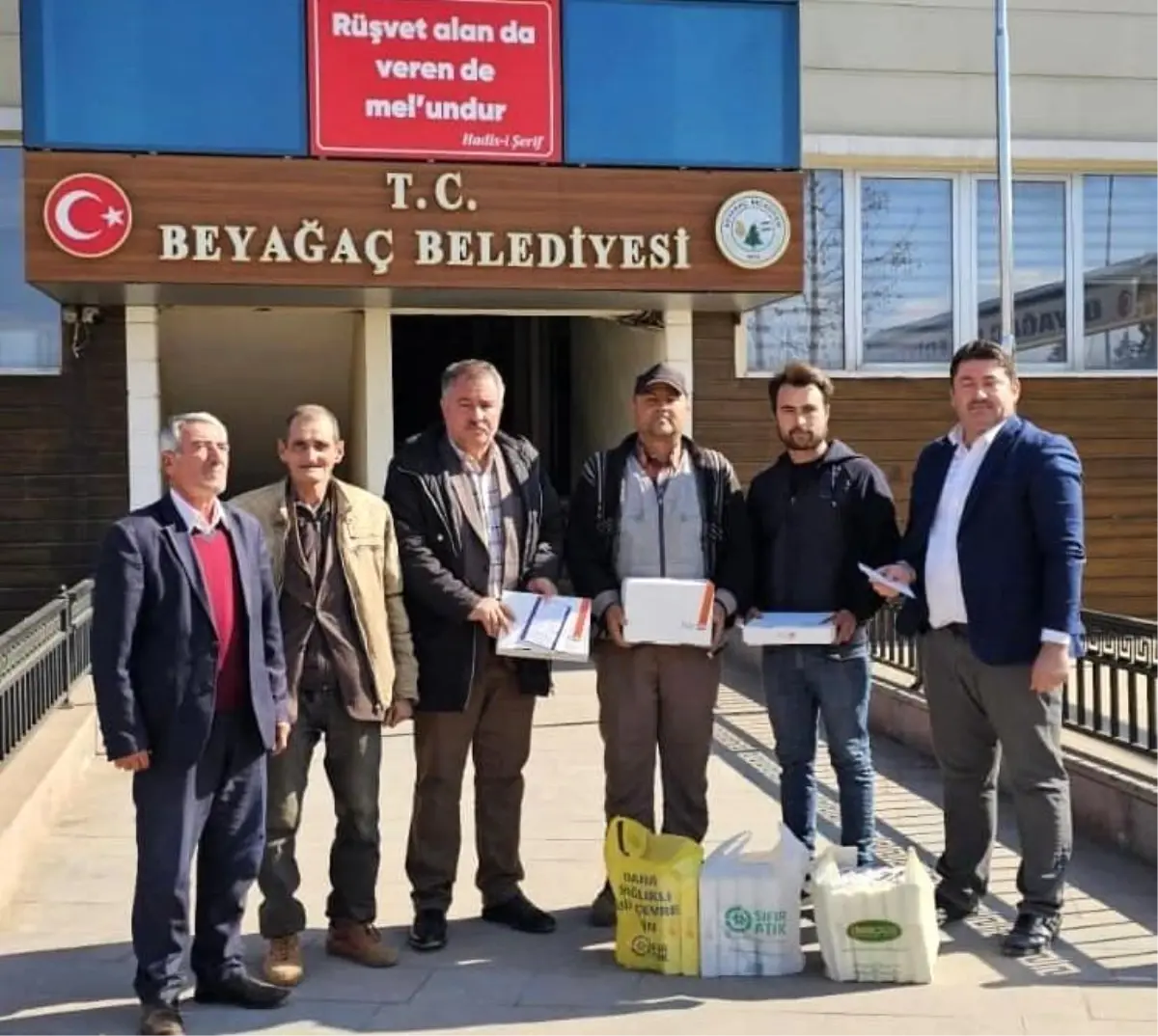 Denizli Beyağaç Belediyesi, düğün sahiplerine ücretsiz davetiye desteği sunarak mutluluklarını
