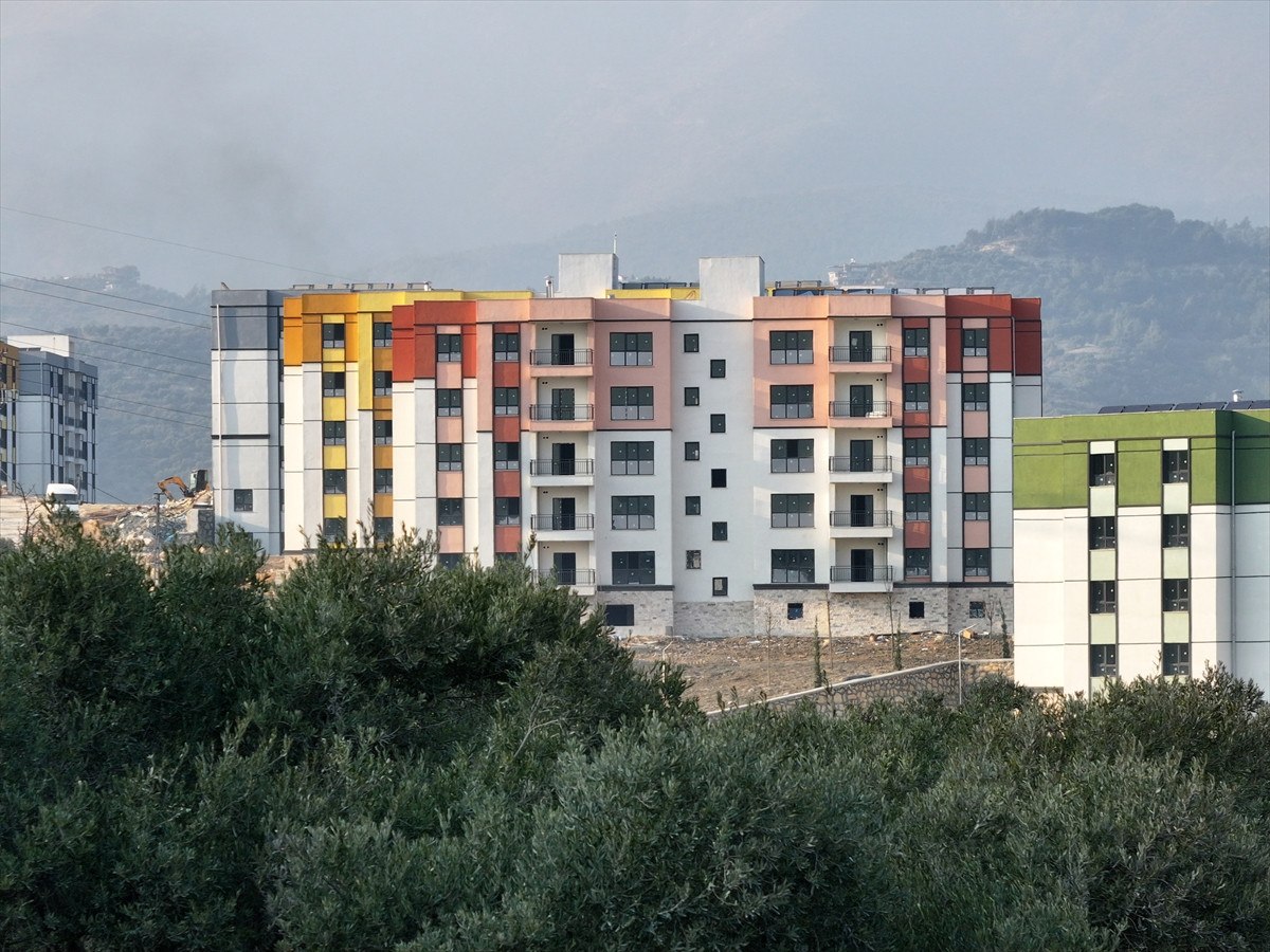 Deprem Bölgesinde Yeniden İnşa Çalışmaları Devam Ediyor