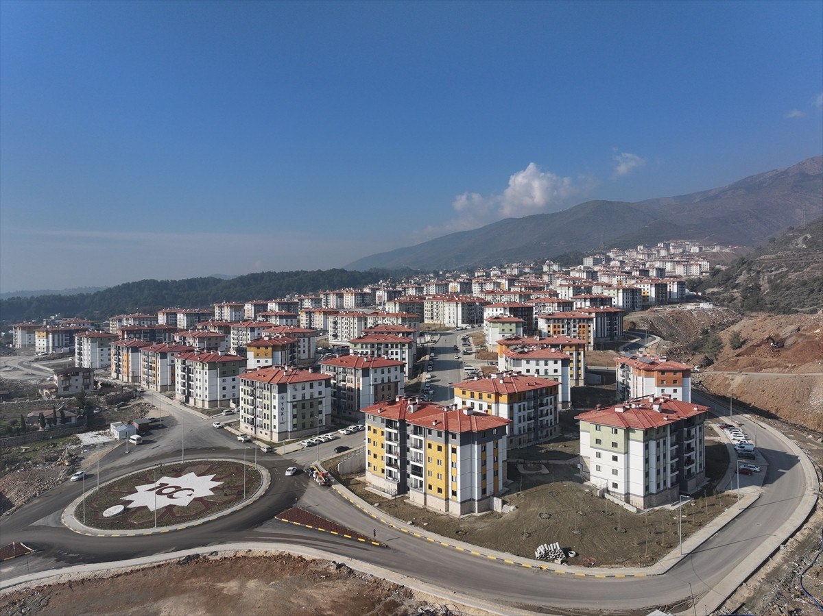 Deprem Bölgesinde Yeniden İnşa Çalışmaları ve Konut Teslimatları