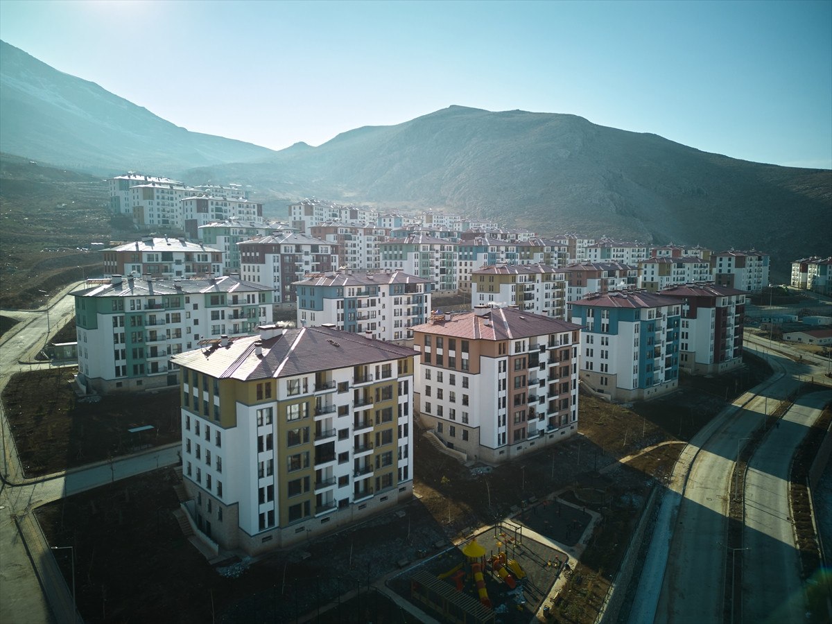Deprem Bölgesinde Yeniden İnşa Çalışmaları ve Konut Teslimatları