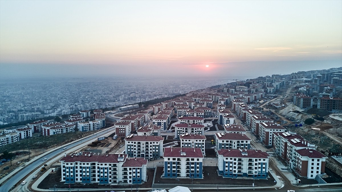 Deprem Bölgesinde Yeniden İnşa Çalışmaları ve Konut Teslimatları