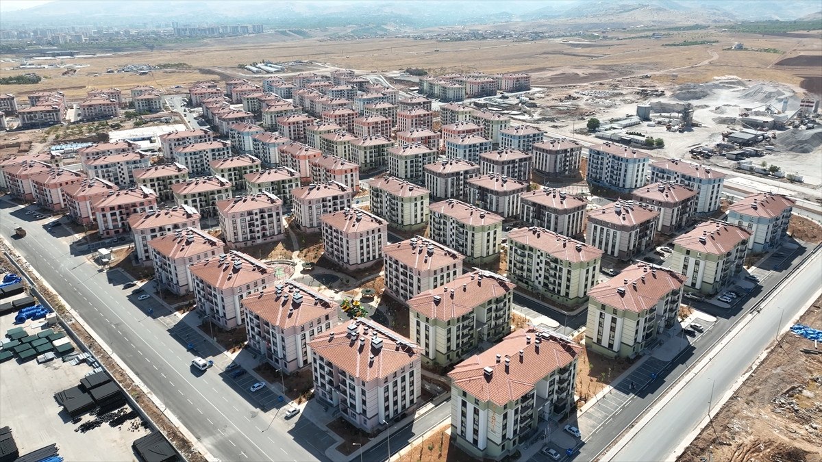 Deprem Bölgesinde Yeniden İnşa Çalışmaları ve Konut Teslimatları