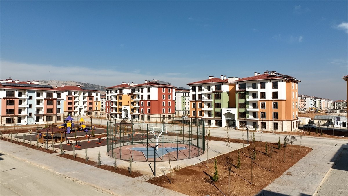 Deprem Bölgesinde Yeniden İnşa Çalışmaları ve Konut Teslimatları