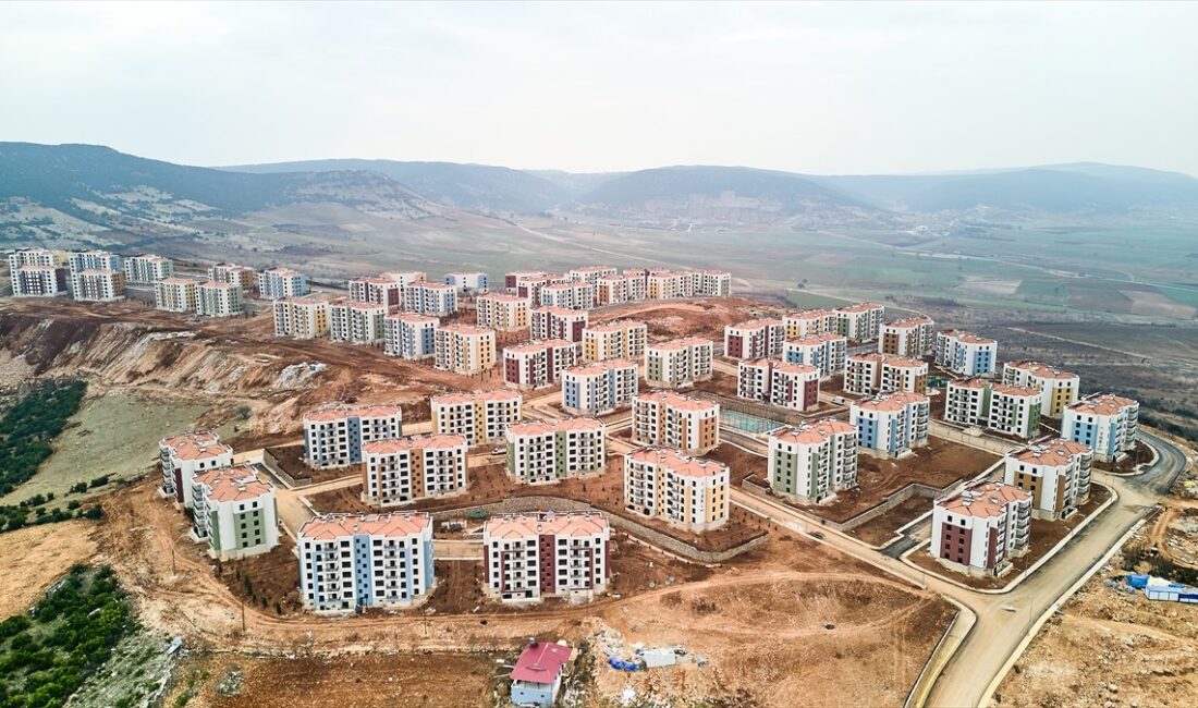 Deprem bölgesinde yürütülen yeniden inşa çalışmaları ve konut teslimatları hakkında