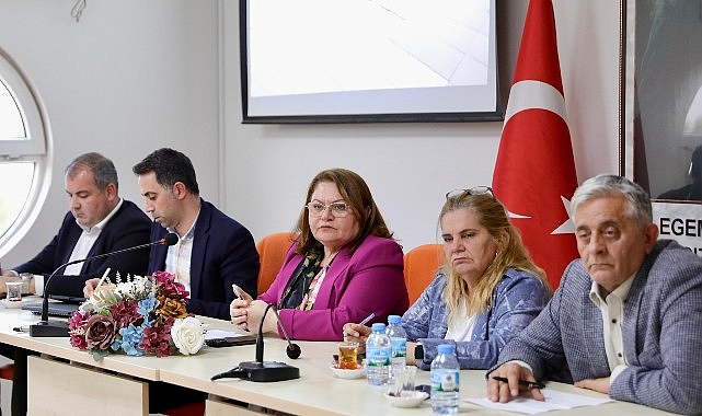 Didim Belediye Başkanı Hatice Gençay, Yalı Caddesi esnafıyla bir araya