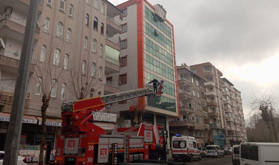 Komşuların ifadelerine göre, sabahın erken saatlerinde evden gelen çığlıklar, mahallede