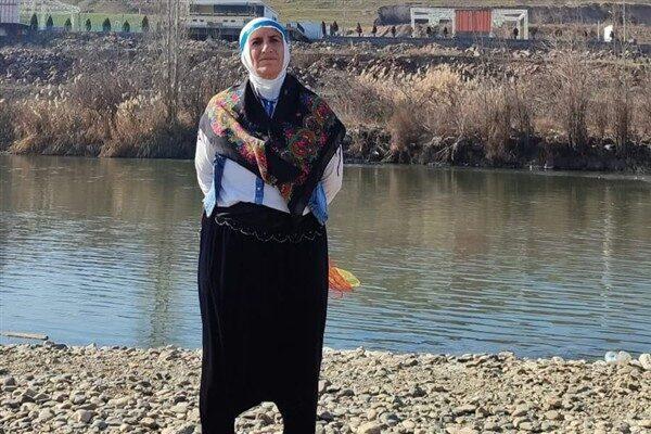 Diyarbakır’da halk oyunları ustası Azize Ay, sergilediği yöresel danslarla halkın